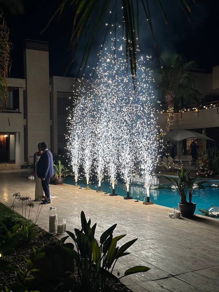 Fuentes de chispas blancas en una celebración al aire libre