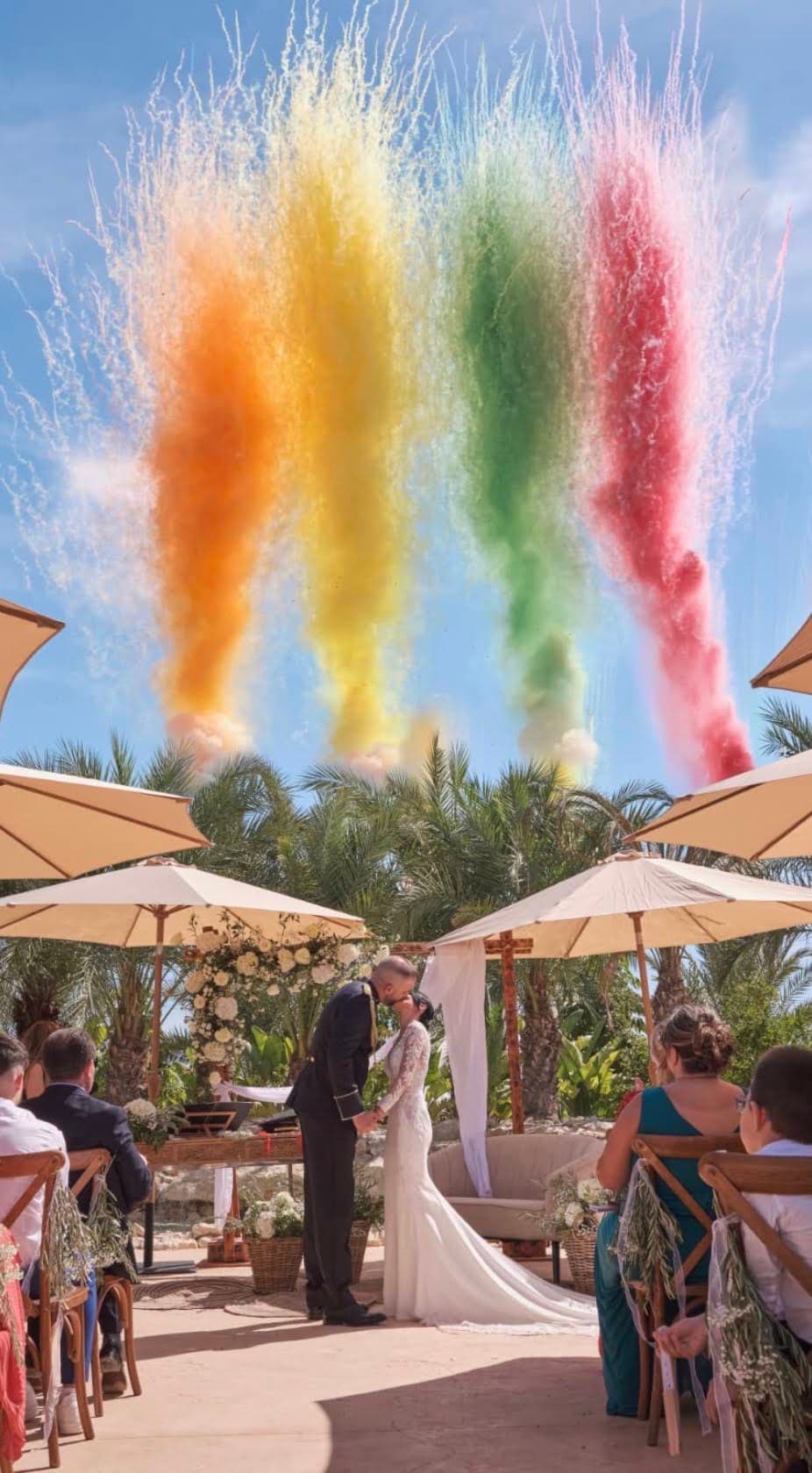 Humo de varios colores en una celebración de boda al aire libre