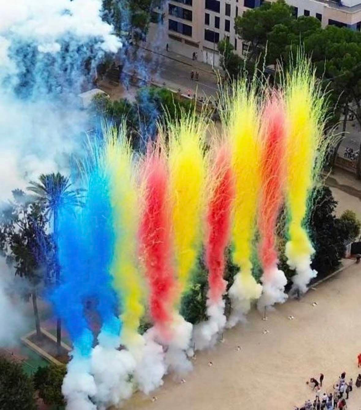 Columnas de humo azul, amarillo y rojo en una celebración al aire libre, foto publicada por Piroboom