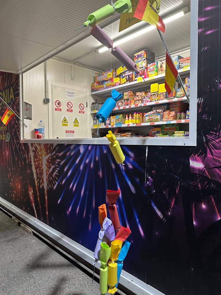 Mostrador del negocio con decoración de fuegos artificiales y artículos expuestos